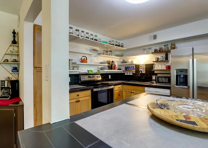 Walkable & Renovated Gem! Only 8 Mi To Dtwn Сasa de vacaciones