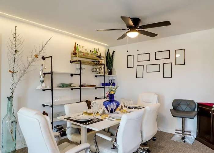 Сasa de vacaciones Walkable & Renovated Gem! Only 8 Mi To Dtwn