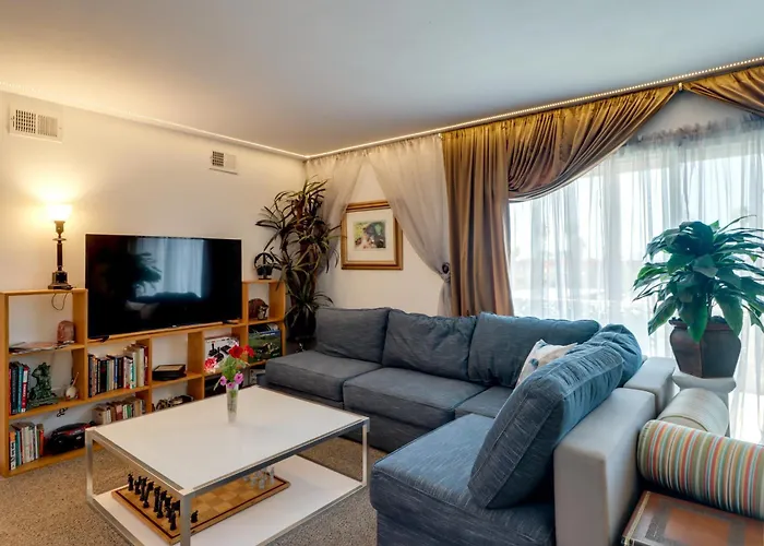 Walkable & Renovated Gem! Only 8 Mi To Dtwn Сasa de vacaciones