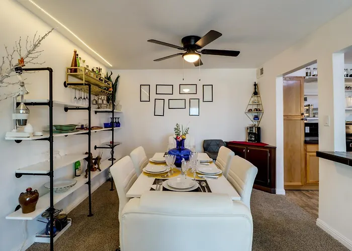 Walkable & Renovated Gem! Only 8 Mi To Dtwn Сasa de vacaciones *