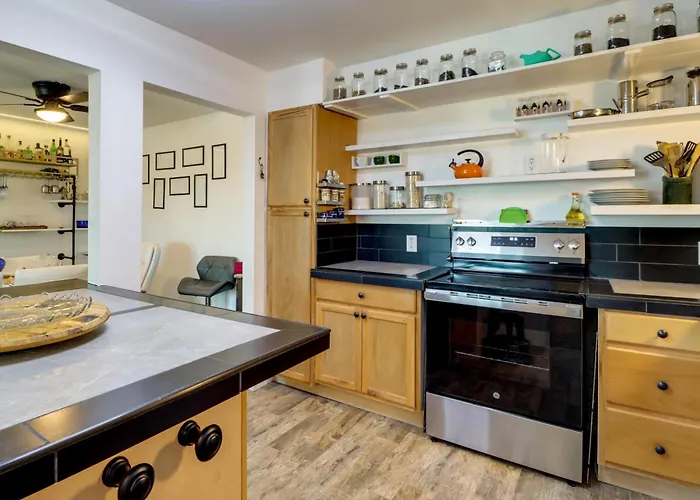 Сasa de vacaciones Walkable & Renovated Gem! Only 8 Mi To Dtwn *