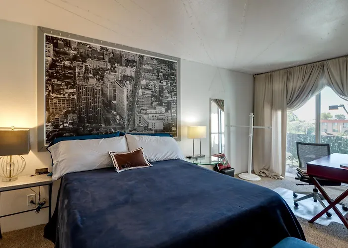 Walkable & Renovated Gem! Only 8 Mi To Dtwn Tucson