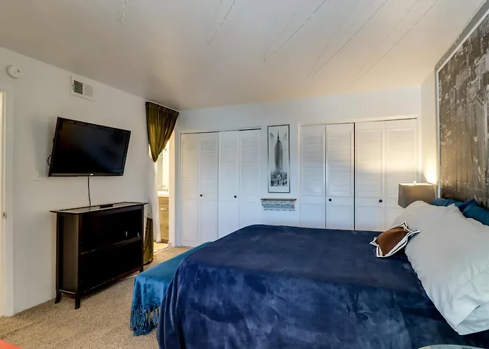 Сasa de vacaciones Walkable & Renovated Gem! Only 8 Mi To Dtwn Tucson